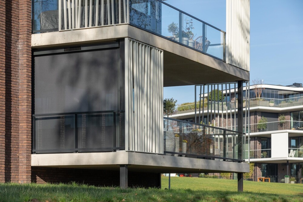 vrijstaand-screen-zonwering-balkon-modern-appartement