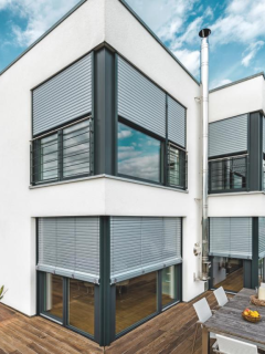 Witte villa met inbouwrolluiken